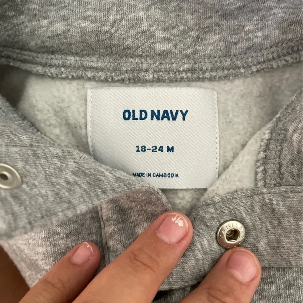 Old Navy Light Gray Kids Quarter Sweatshirt with kangaroo pocket size 18-24M